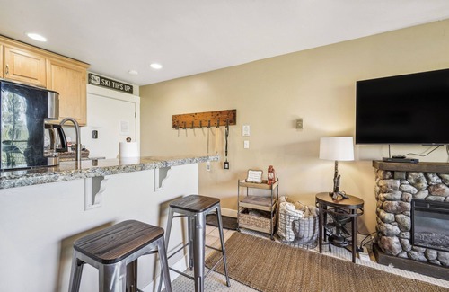 Truckee Apartment | Scenic Truckee Studio with Balcony and Ski Access