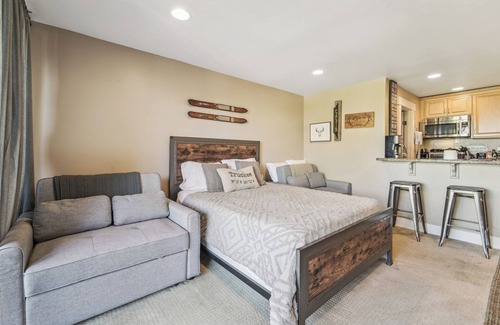 Truckee Apartment | Scenic Truckee Studio with Balcony and Ski Access