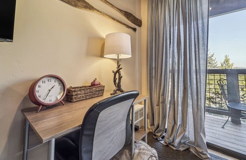 Truckee Apartment | Scenic Truckee Studio with Balcony and Ski Access