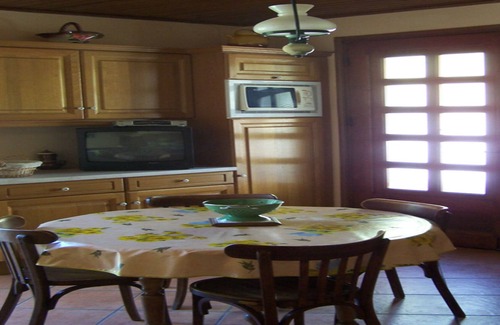 Gedre Apartment | Cozy Retreat on the First Floor with Lake View Amenities