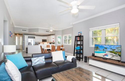 Old Man Bay House | Oceanfront On the Bay #103 Condo - Guest Rated 10/10