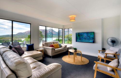 Coles Bay Apartment | Beachfront Getaway: Oceanview & Private Beach Access