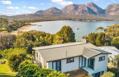 Coles Bay Apartment | Beachfront Getaway: Oceanview & Private Beach Access