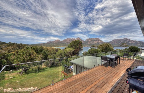 Coles Bay House | Beachfront Retreat with Spa and Ocean Views