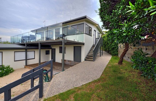 Coles Bay House | Beachfront Retreat with Spa and Ocean Views