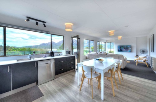 Coles Bay Apartment | Relaxing Retreat on Richardson's Beach with Free WiFi