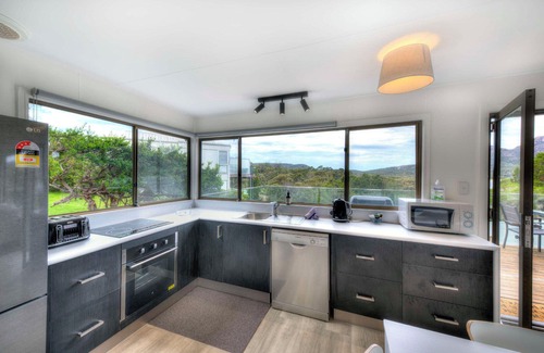 Coles Bay Apartment | Relaxing Retreat on Richardson's Beach with Free WiFi