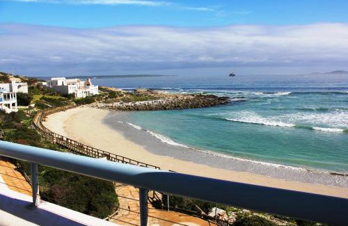 Paradise Beach House | Beachfront Retreat with Kitchen & Breakfast Included