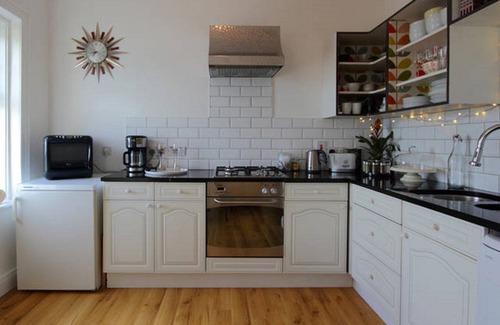 Warrenpoint Apartment | Beachfront Retreat: 3 Bedrooms with Breathtaking Bay Views