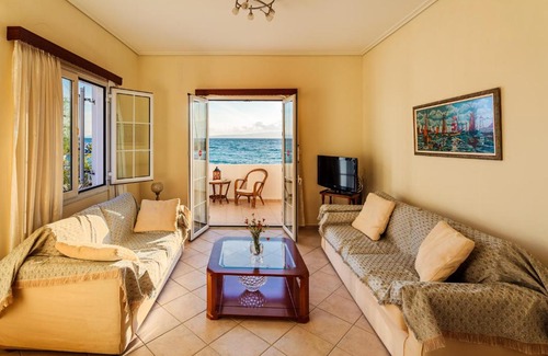Akrogialion Apartment | Beachfront Akroyali Family Home with Breakfast & Kids Fun