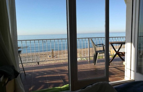 Roda de Bara Apartment | Beachfront Haven: Guest Rated 10/10 with Spa & Breakfast