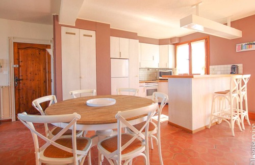 Port Grimaud Apartment | Seaside Flat for 4 with Stunning Ocean View & Breakfast