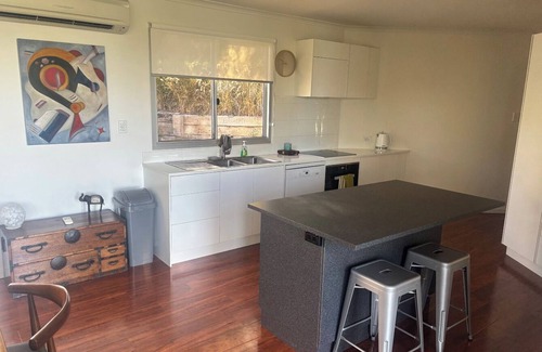 Jervois House | On The Bend- Absolute Waterfront Retreat