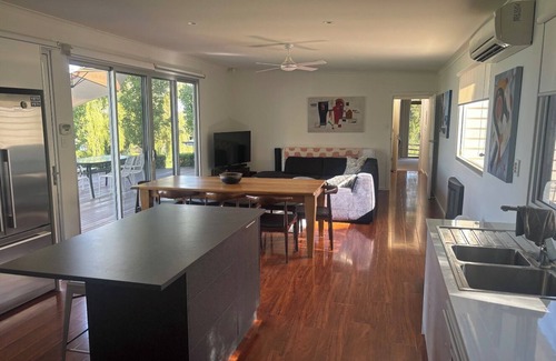 Jervois House | On The Bend- Absolute Waterfront Retreat