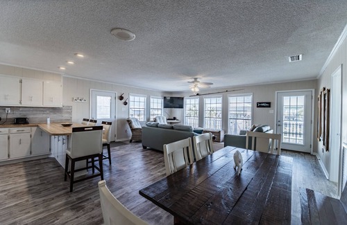 Silver Cay House | Beautiful Waterfront Retreat with Easy Bay Access