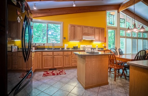 Helen House | Riverside Retreat: Walk to Downtown Alpine Helen