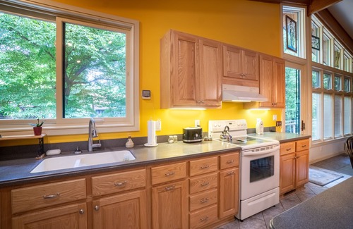 Helen House | Riverside Retreat: Walk to Downtown Alpine Helen