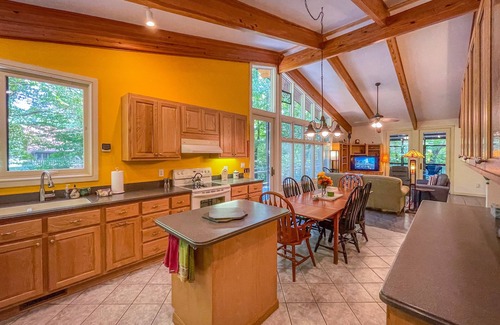 Helen House | Riverside Retreat: Walk to Downtown Alpine Helen