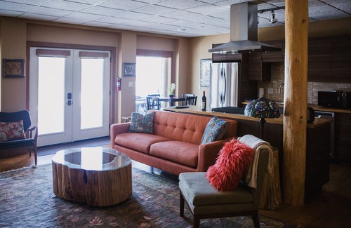 Jasper East House | Ideally Located Near Jasper National Park with Breakfast