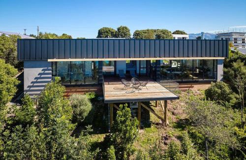 Kaikoura House | Exciting Stay at On The Edge - 4-Star, Child Friendly Oasis