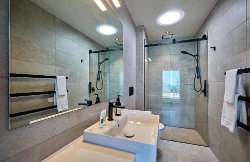 Kaikoura House | Exciting Stay at On The Edge - 4-Star, Child Friendly Oasis