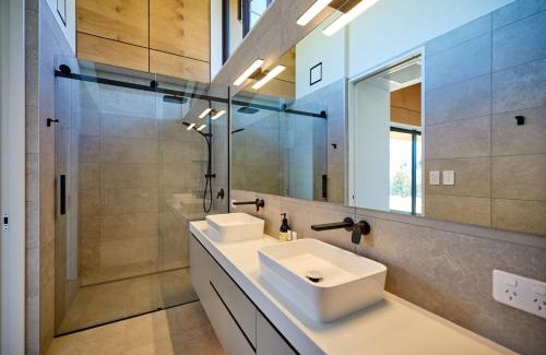 Kaikoura House | Exciting Stay at On The Edge - 4-Star, Child Friendly Oasis