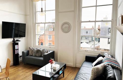 Harwich Apartment | Oceanfront Retreat: On the Quay with 4-Star Comfort