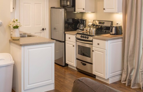 West Woodstock Hotel | Serene Stay at 506 On the River Inn - Rated 9.4/10!