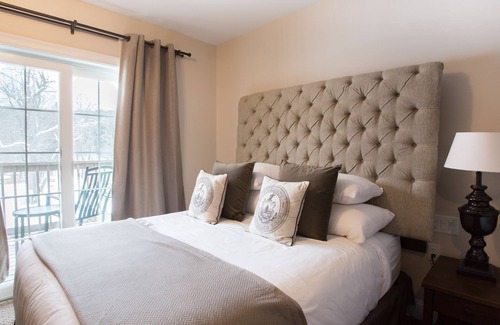 West Woodstock Hotel | Serene Stay at 506 On the River Inn - Rated 9.4/10!
