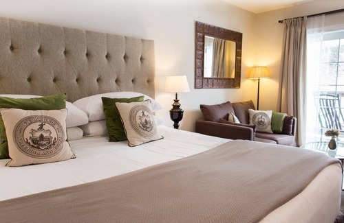 West Woodstock Hotel | Serene Stay at 506 On the River Inn - Rated 9.4/10!