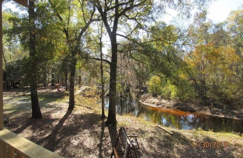 Claxton House | Idyllic On the Riverbend Cabin with Family-Friendly Amenities