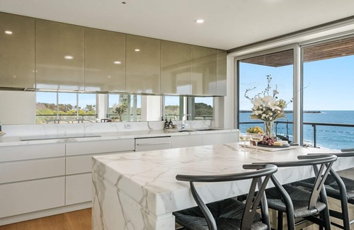 Yamba Apartment | Experience Beachfront Bliss at On The Rocks Hotel