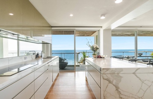 Yamba Apartment | Experience Beachfront Bliss at On The Rocks Hotel