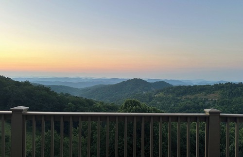 Apple Ridge Condo | On the Rocks - Cozy 1-br condo w/stunning views 5 mins to downtown Blowing Rock
