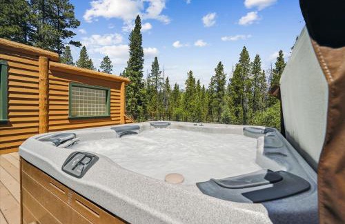 Breckenridge House | On The Rocks Home: 10/10 Rated Getaway with Hot Tub