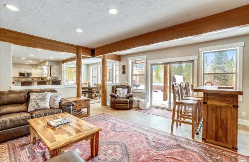 Breckenridge House | On The Rocks Home: 10/10 Rated Getaway with Hot Tub