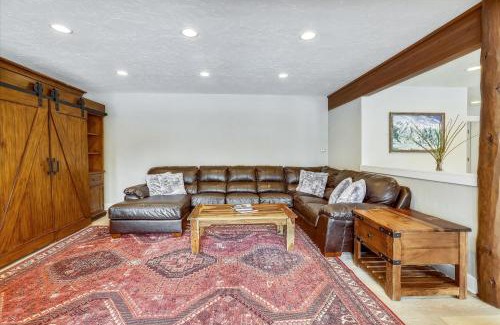 Breckenridge House | On The Rocks Home: 10/10 Rated Getaway with Hot Tub