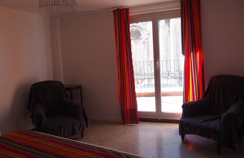 Arles City Centre Apartment | Experience Arles: Rooftop Retreat with Spa & Family Amenities