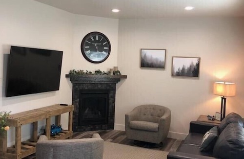 Salmon House | Cozy Cabin on the Salmon River with Kitchen Amenities