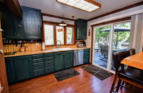 Glencoe Cabin | Scenic Retreat at Lakemont Pines Lake with Pool Table & Kayaks