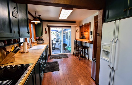 Glencoe Cabin | Scenic Retreat at Lakemont Pines Lake with Pool Table & Kayaks