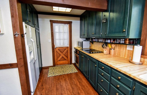Glencoe Cabin | Scenic Retreat at Lakemont Pines Lake with Pool Table & Kayaks
