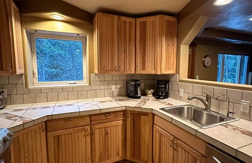 Black Hawk Cabin | Ideal Retreat: Hot Tub, Sauna & 8 Mins to Nederland