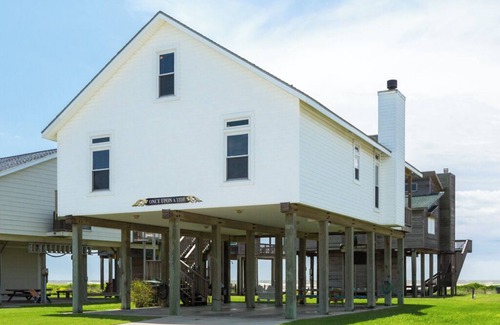 Spanish Grant Cottage | Relax at Once Upon a Tide: Oceanfront Pool & Breakfast