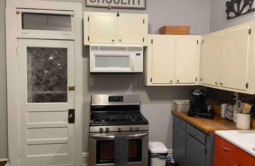 Paducah Cottage | Once Upon a Time Cottage: Pet-Friendly Retreat Near Downtown