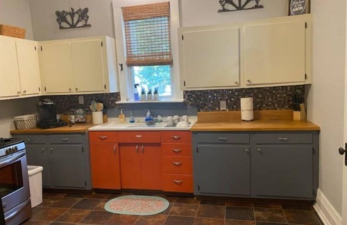 Paducah Cottage | Once Upon a Time Cottage: Pet-Friendly Retreat Near Downtown