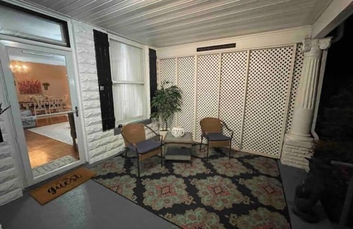 Paducah Cottage | Once Upon a Time Cottage: Pet-Friendly Retreat Near Downtown
