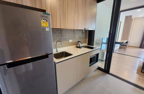Ratchathewi Condo | Comfortable One-Bedroom Near PhayaThai BTS with Pool