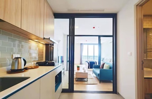Ratchathewi Condo | Comfortable One-Bedroom Near PhayaThai BTS with Pool