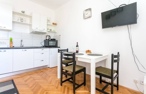 Kastel Stafilic Apartment | Sea View Apartment with Terrace in Kaštel Štafilić